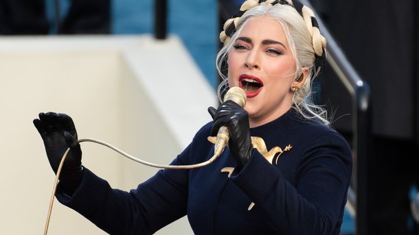 Lady Gaga chante l’hymne national américain pour Joe Biden