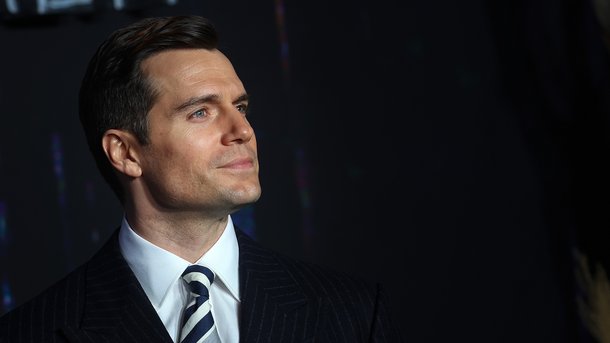 « The Witcher » : la réalisatrice parle d’Henry Cavill