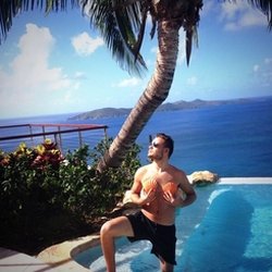 Liam Payne: Hello mr @scott_mills on vous écoute là-bas pendant nos vacances merci de servir de BO pour notre vue sur la plage