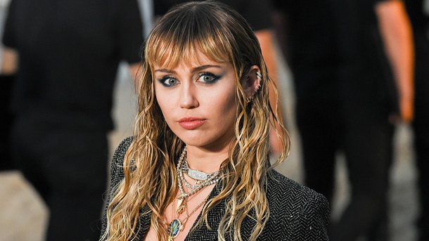 Miley Cyrus se fait un nouveau tatouage avec Cody Simpson!