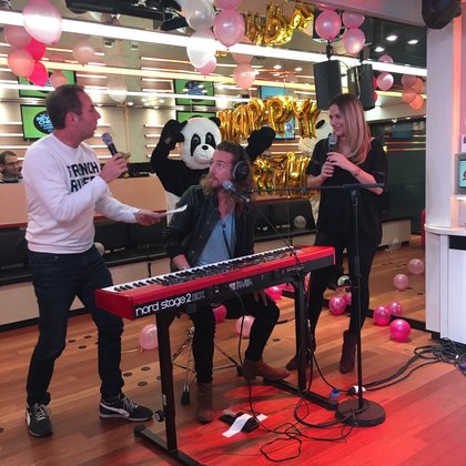 Julien Doré chante "Coco Câline" en direct du Réveil Chérie