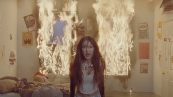 Olivia Rodrigo met le feu dans le clip de «good 4 you»