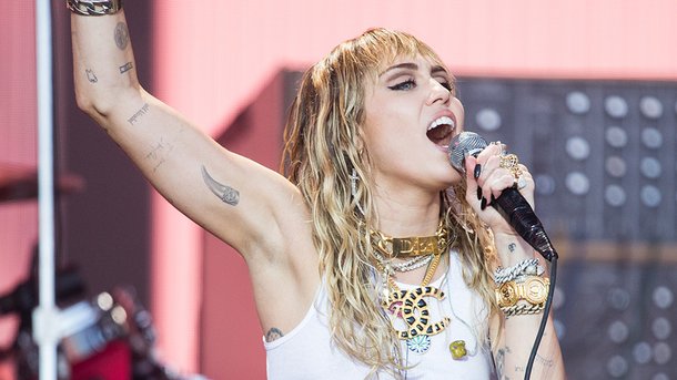 Miley Cyrus opérée des cordes vocales, elle met sa carrière entre parenthèses