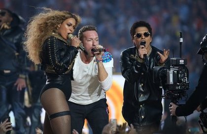 Beyoncé, Chris Martin et Bruno Mars lors de la mi-temps du Superbowl!