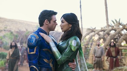 Ikaris (Richard Madden) et Sersi (Gemma Chan) dans "Les Eternels".