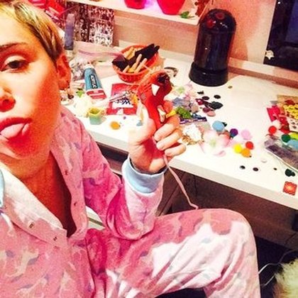 Miley Cyrus: back on da art swag #dirtyhippie
