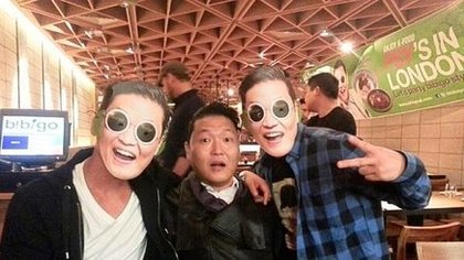PSY : ‏  3 PSYs #inLONDON lol
