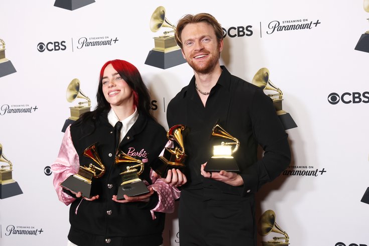 Billie Eilish et Finneas remportent les Grammys de la Chanson de l'année et de la Meilleure Chanson écrite pour les Médias Visuels