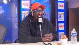 Camille Lou (au téléphone) et Ahmed Sylla invités de Rire & Chansons, pour leur film "Notre tout petit petit mariage”.
