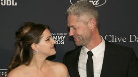 Lana Del Rey remballe son compagnon aux Grammy Awards: «Tu marches sur ma robe, bouge»