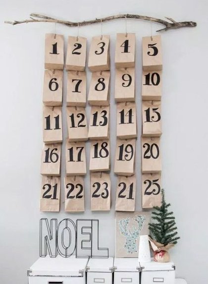 Un calendrier de l'Avent accroché à un bout de bois