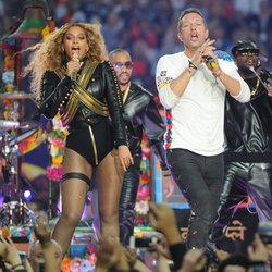 Beyoncé, Chris Martin et Bruno Mars lors de la mi-temps du Superbowl!