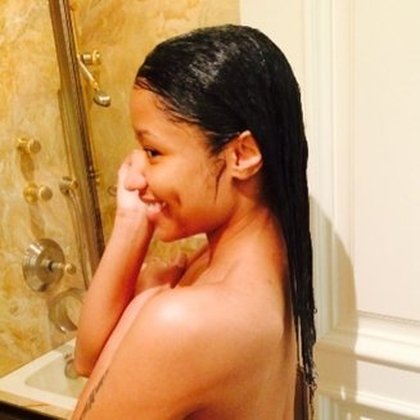 Nicki Minaj topless dans sa salle de bain !