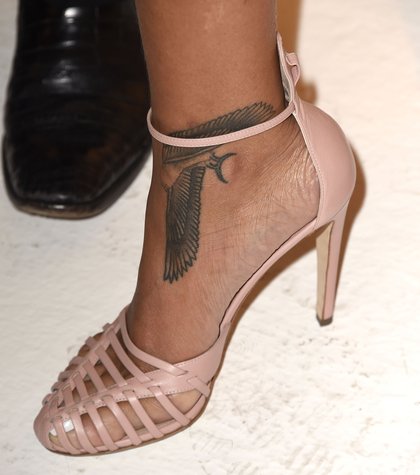 Rihanna multiplie les hommages à ses origines en tatouage.