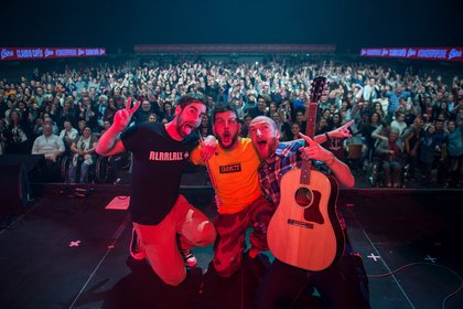 Claudio Capéo et leur public lors du Concert privé Pop Love de Trélazé.