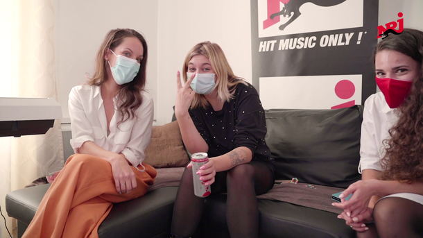 Louane surprend deux fans et leur fait découvrir son nouvel album !