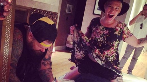 Pink : aux petits soins pour l'anniversaire de son mari