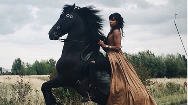 Shy’m: à cheval sur le tournage de son dernier clip!
