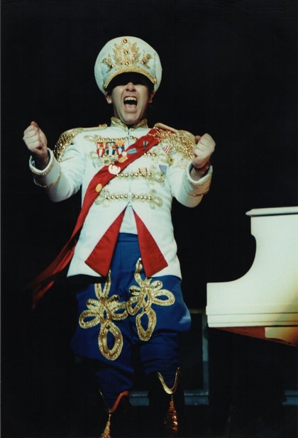 Elton John en officier de l’armée
