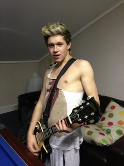 Harry Styles :  Apparition accidentelle du téton de Niall 