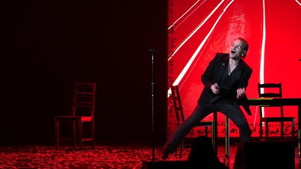 U2 dévoile l'album fantôme "How to Re-Assemble an Atomic Bomb"