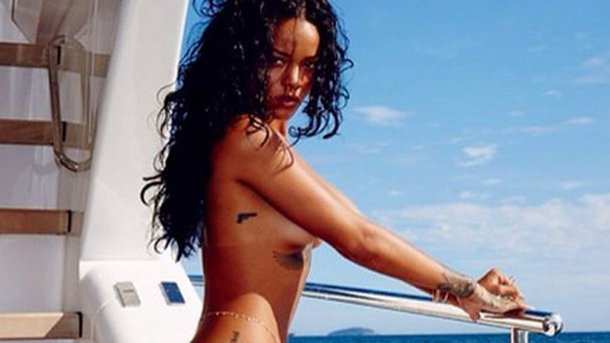Rihanna enlève le haut !