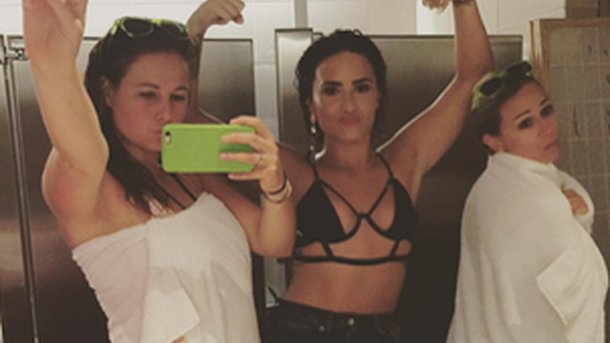 Demi Lovato : sa pool party sexy avec ses fans!