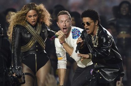 Beyoncé, Chris Martin et Bruno Mars lors de la mi-temps du Superbowl!