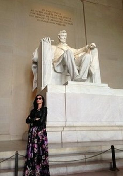 Katy Perry pose devant la statute d'Abraham Lincoln
