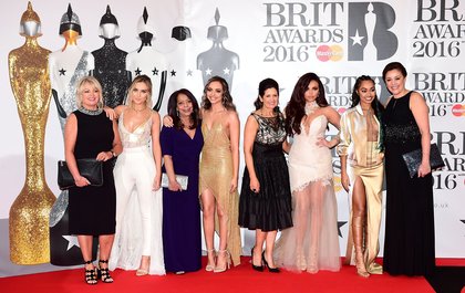 Jade Thirlwall, Perrie Edwards, Jesy Nelson et Leigh-Anne Pinnock des Little Mix avec leur maman arrivent aux Brit Awards 2016