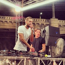 Calvin Harris: Dans les coulisses de la vidéo #UnderControl; moi entrain de dire à tout le monde que je les aime avec @alesso