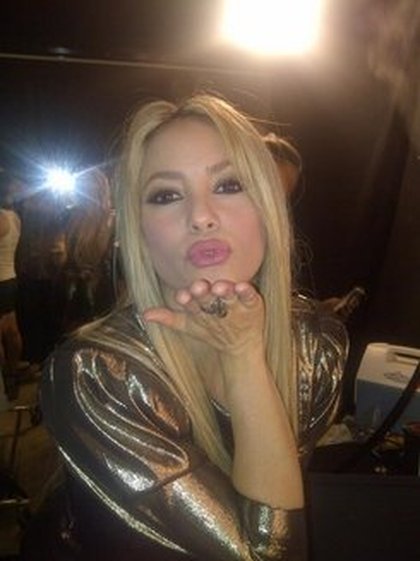 Shakira : un petit baiser pour remercier mes #shakifans, vous êtes les meilleurs du monde!!!-Shak 