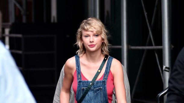 Taylor Swift chevauche un chat-licorne