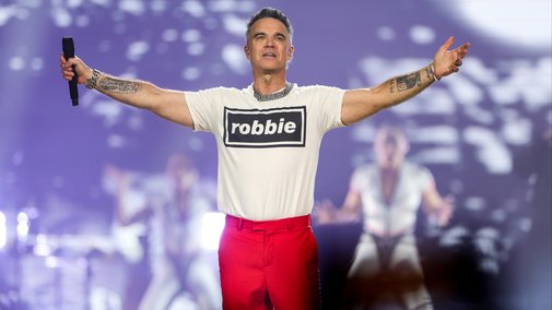 Robbie Williams chante "Angels" dans les rues de Séville