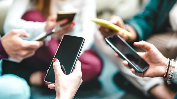 Les infos du Réveil Chérie : Une ville japonaise veut limiter à 2 heures par jour l'utilisation des smartphones