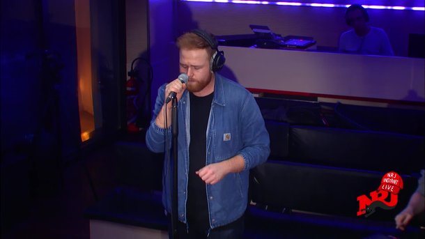 Tom Walker chante "Leave The Light On" dans l'Instant Live