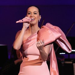 Lors du concert pour la Fondation David Lynch en 2015, Katy Perry opte pour une robe rose bonbon ornée d'un gros nœud en satin sur l'épaule.