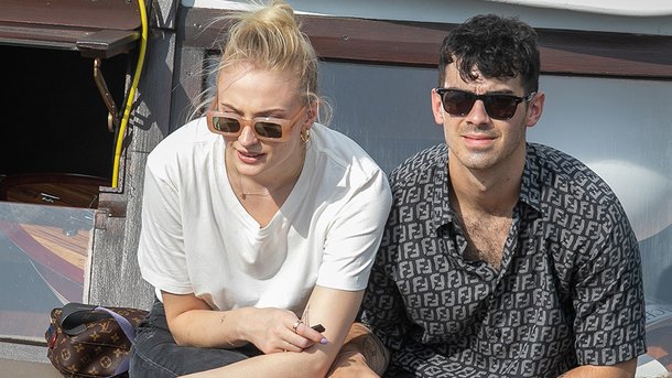 Après la mort de leur chien, Joe Jonas et Sophie Turner lui rendent hommage avec un tatouage
