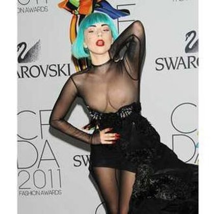 Lady Gaga seins nus elle perd sa robe au CFDA awards 2011