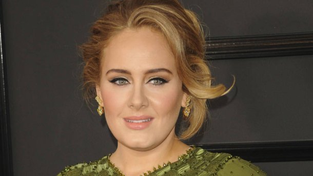 Adele très émue en rendant visite aux victimes de l'incendie de Londres