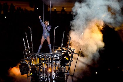 Lady Gaga sur scène à la mi-temps du Superbowl 2017