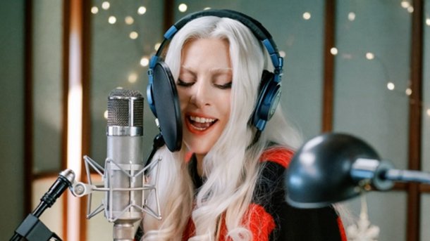 Lady Gaga enflamme Noël avec sa version rock de "Santa Claus is Coming to Town"
