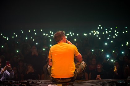 Moment intime entre Claudio Capéo et le public lors du Concert privé Pop Love de Trélazé