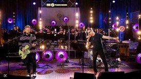 Depeche Mode livre une performance incroyable avec la BBC Concert Orchestra (Radio 2 Piano Room)