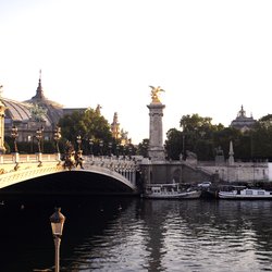 Le signe de ralliement sous le Pont Alexandre III à Paris