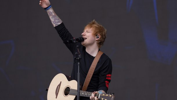 Ed Sheeran se lâche à Ibiza sur du Britney Spears