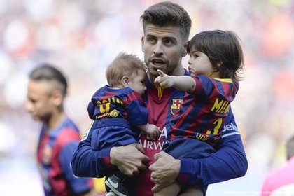 Gérard Piqué, Milan et Sasha à un match de Barcelone