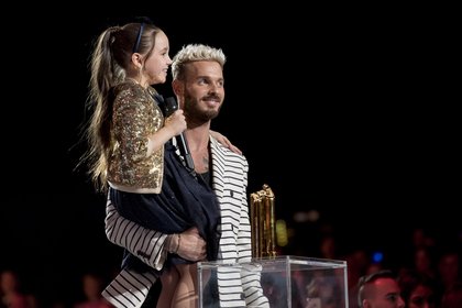 M Pokora et Manuela (Gagnante The Voide Kids) - Cérémonie NRJ Music Awards 2016