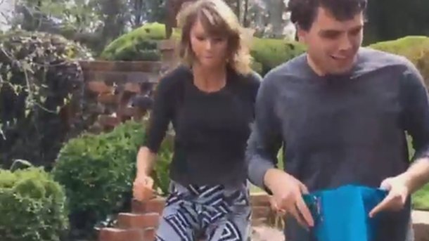 Taylor Swift se bat avec son frère... pour des oeufs en chocolat!