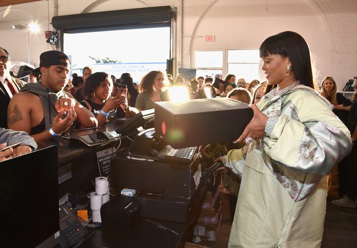 Rihanna dans le rôle de vendeuse 